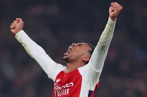 Tranh cãi VAR: Arsenal hưởng phạt góc sai, Tottenham chịu thiệt?