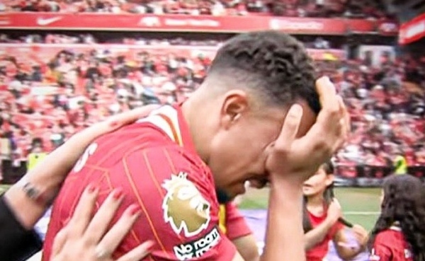 Trent Alexander-Arnold khóc khi chia tay Liverpool