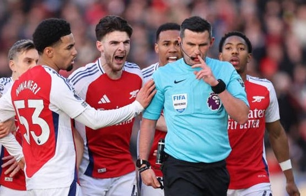 Trọng tài Michael Oliver "không ưa" Arsenal?