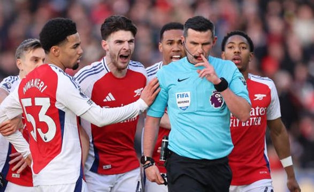 Trọng tài Michael Oliver "không ưa" Arsenal?
