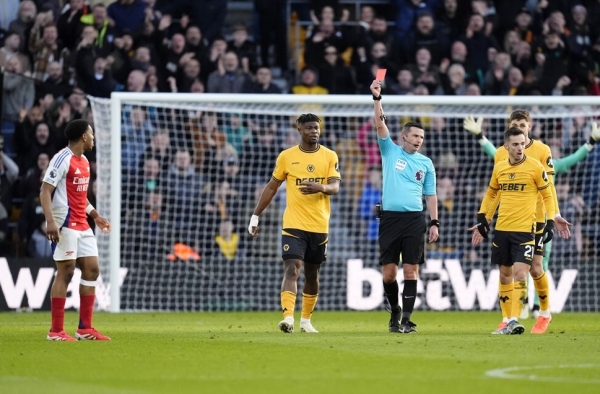 Trọng tài Oliver có quá khứ không tốt đẹp với Arsenal