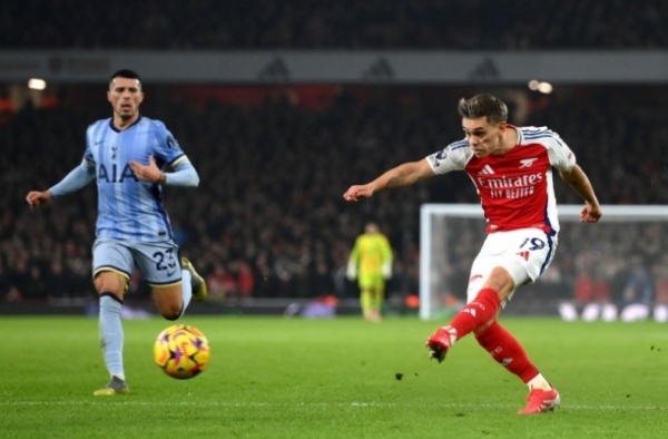 Trossard làm gì với CĐV Tottenham sau cú ngã của Arsenal trước MU?