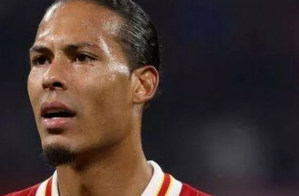 Tức giận, Van Dijk hét thẳng mặt Alexander-Arnold
