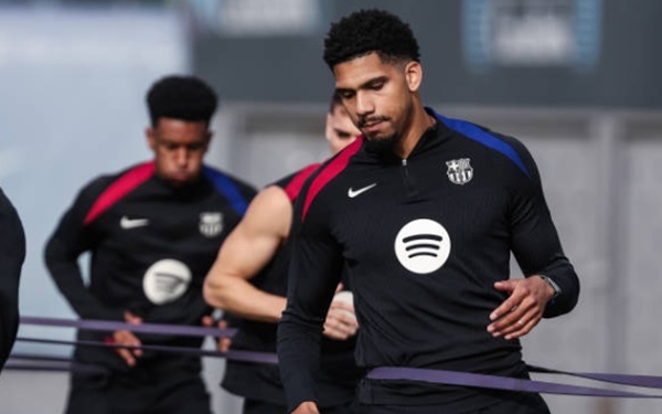 Tương lai nào cho Ronald Auraujo tại Barca?