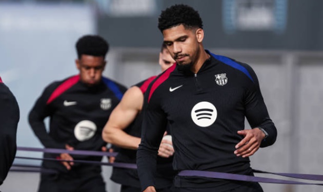 Tương lai nào cho Ronald Auraujo tại Barca?