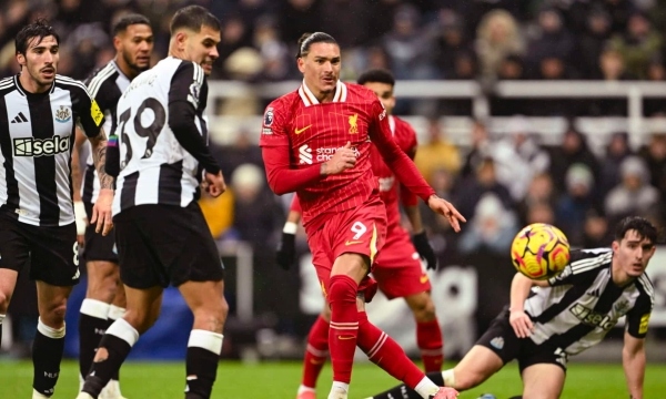 Tuyến giữa Liverpool chiếm ưu thế trước Newcastle