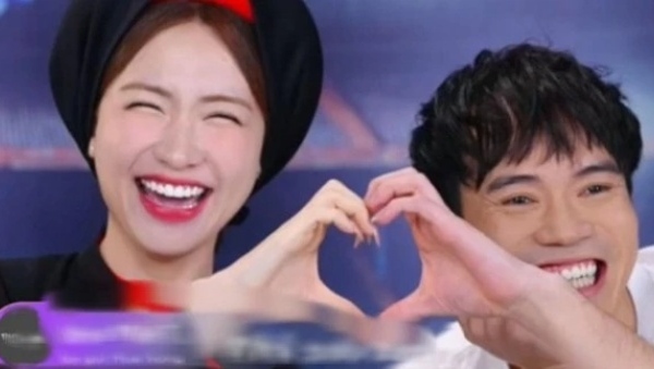 Văn Toàn và Hòa Minzy tạo hình trái tim gây sốt