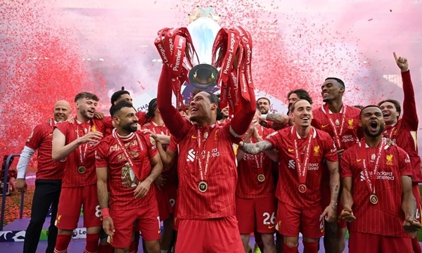 Van Dijk xúc động, Sky Sports ngỏ lời xin lỗi giữa lễ đăng quang