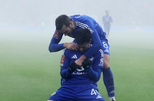 Van Nistelrooy cùng Leicester hủy diệt QPR, đi tiếp ở FA Cup