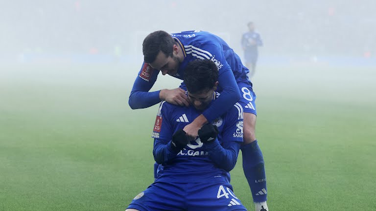 Van Nistelrooy cùng Leicester hủy diệt QPR, đi tiếp ở FA Cup