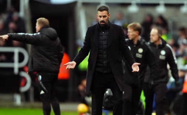 Van Nistelrooy vẫy cờ trắng, Leicester thua tan tác 0-4 trước Newcastle