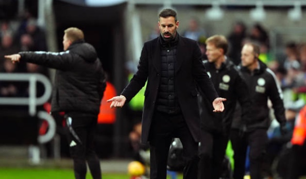 Van Nistelrooy vẫy cờ trắng, Leicester thua tan tác 0-4 trước Newcastle