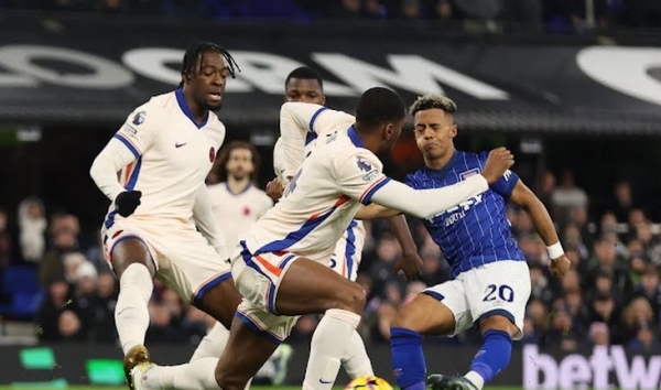 VAR gây tranh cãi, Chelsea gục ngã trước Ipswich tại Portman Road