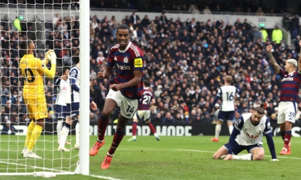 VAR gây tranh cãi, Tottenham thua ngược Newcastle
