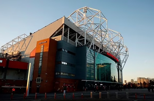 "Vị khách không mời" lại gây loạn Old Trafford, MU lo sốt vó