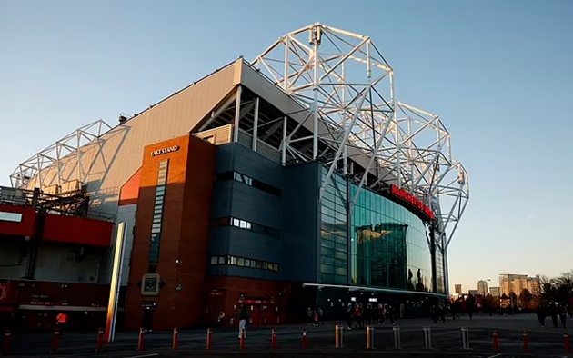 "Vị khách không mời" lại gây loạn Old Trafford, MU lo sốt vó