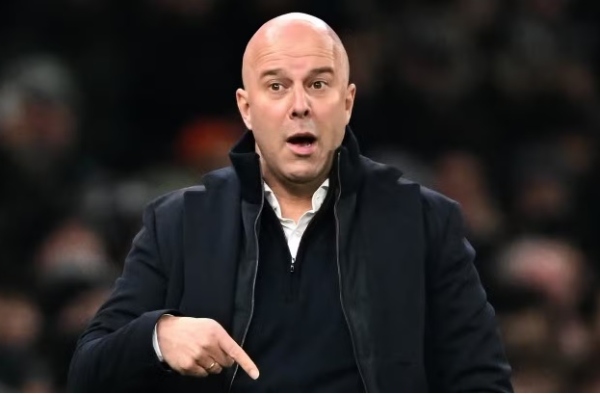 Vì sao Arne Slot chỉ là 'head coach', không phải 'manager' của Liverpool?