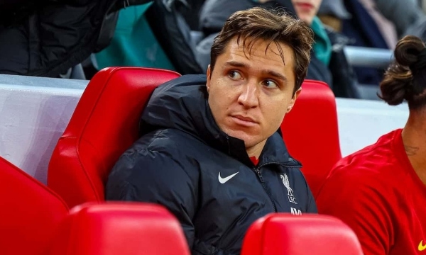 Vì sao Chiesa mất tích ở trận Liverpool đấu Tottenham?