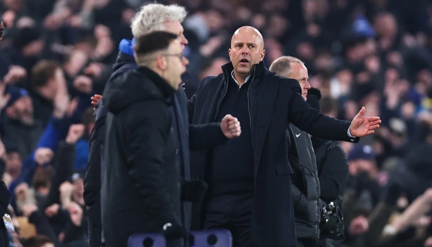 Vì sao HLV Arne Slot bị đuổi khỏi sân trong trận Everton 2-2 Liverpool?