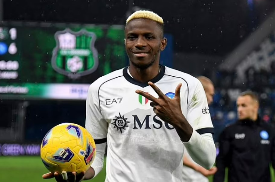 Victor Osimhen nên là mục tiêu săn đuổi của MU hè tới