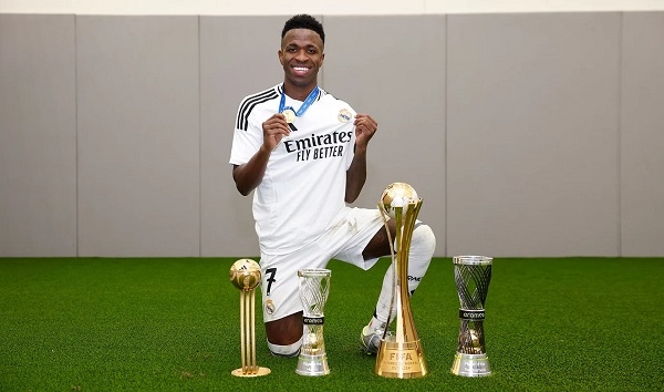 Vinicius giành 4 danh hiệu sau 1 trận đấu với Real