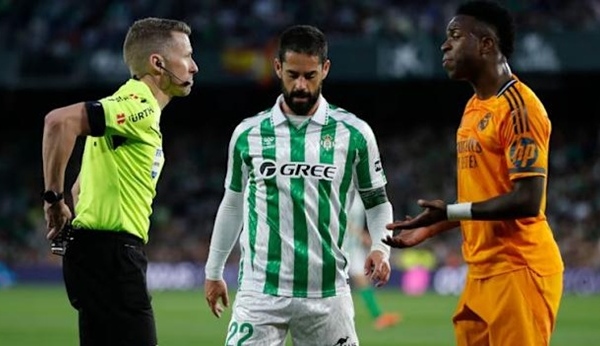 Vinicius phản ứng gay gắt sau thẻ vàng trước Betis