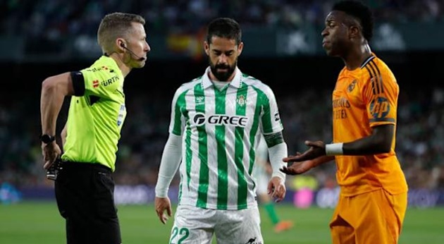 Vinicius phản ứng gay gắt sau thẻ vàng trước Betis