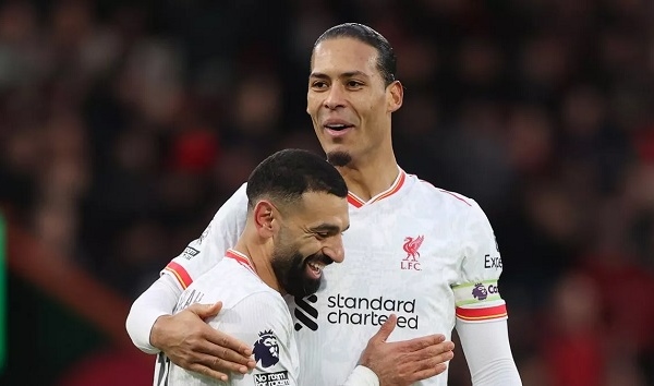 Virgil van Dijk gửi thông điệp về hợp đồng cho Salah
