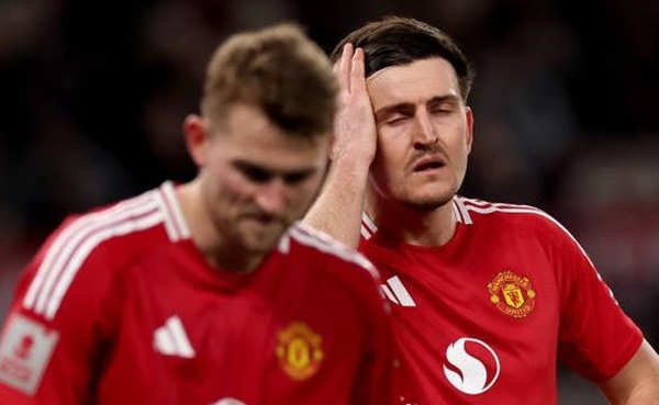 Vô địch Europa League chẳng thể giúp M.U giải quyết những rắc rối