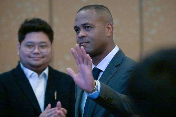 Vừa đến Indonesia, HLV Kluivert đã vướng vào cuộc tranh cãi lớn