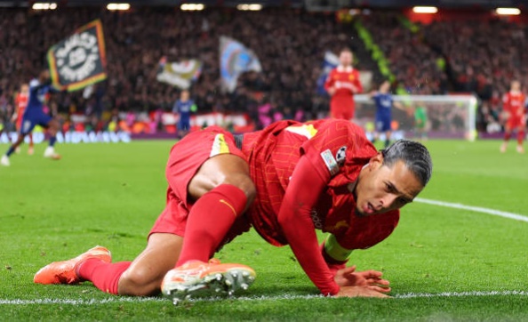 Wayne Rooney: ''Van Dijk lười biếng''