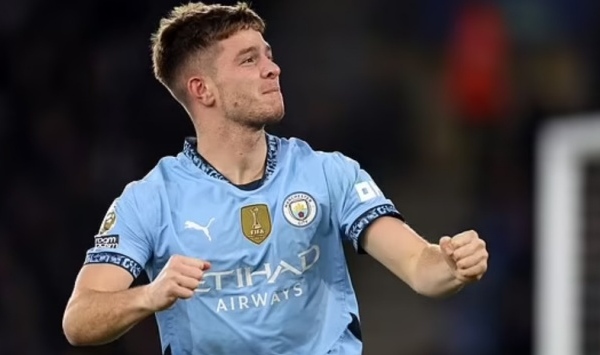 Xabi Alonso mê mẩn ngọc quý của Man City
