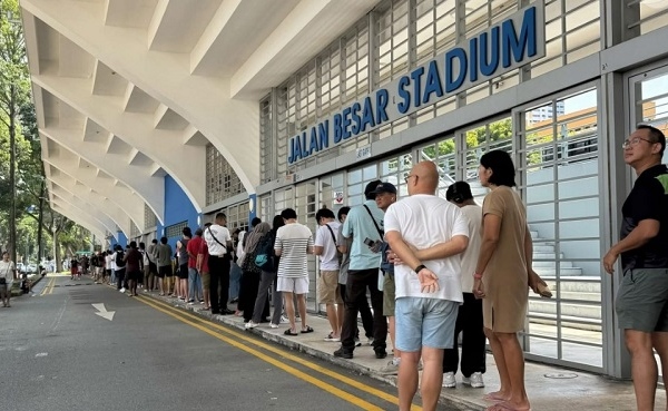 Xếp hàng, chờ đợi và hy vọng: Vé trận Singapore - Việt Nam gây sốt tại Jalan Besar