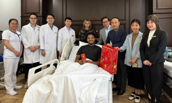 Xuân Son nhận quà từ VFF trước ngày xuất viện