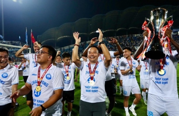 Chủ tịch VFF Trần Quốc Tuấn chúc mừng Nam Định bảo vệ thành công ngôi vô địch V-League