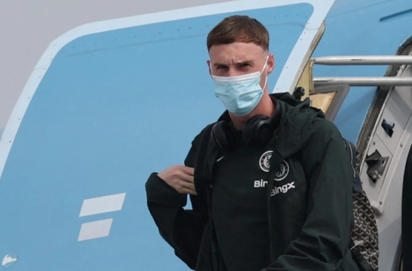 Cole Palmer lý giải việc mang khẩu trang khi di chuyển cùng Chelsea