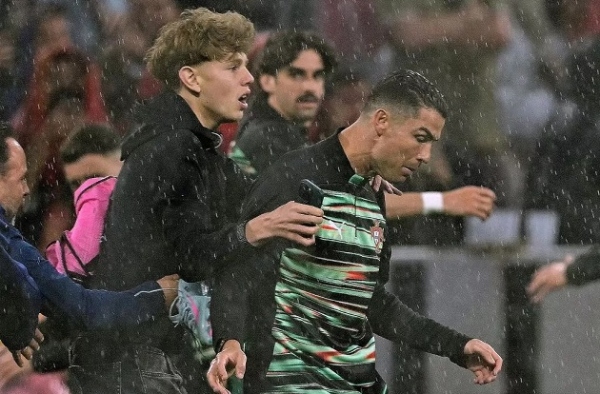 Cristiano Ronaldo gặp sự cố an ninh trước trận Bồ Đào Nha - Đức