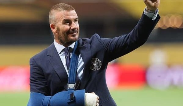 David Beckham xuất hiện với tay bó bột, cổ vũ Inter Miami đấu PSG