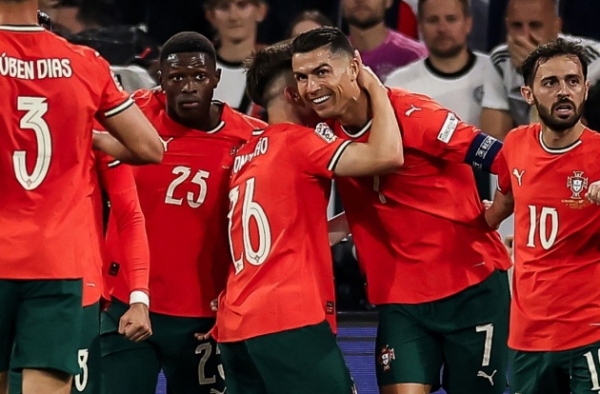 Fan Đức vỗ tay, người hâm mộ ngả mũ trước Ronaldo