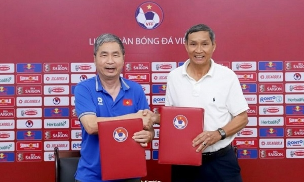 HLV Mai Đức Chung giữ vững vị trí trong top 3 HLV lớn tuổi nhất thế giới