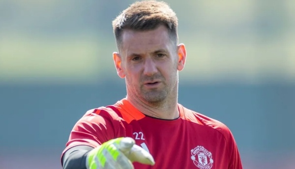 NÓNG: MU thay đổi kế hoạch với Tom Heaton