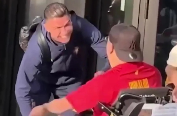 Phản ứng của Cristiano Ronaldo khi bị fan ngồi xe lăn vô tình va phải