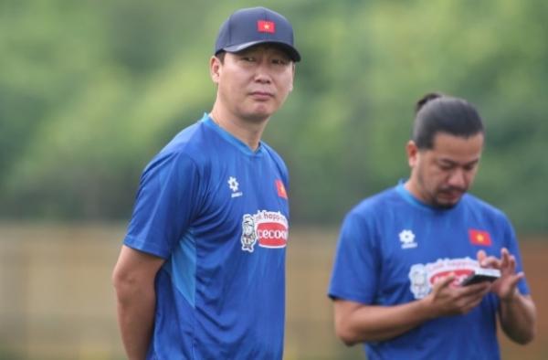 Trước đại chiến, HLV Kim Sang-sik "vừa đấm vừa xoa" Malaysia