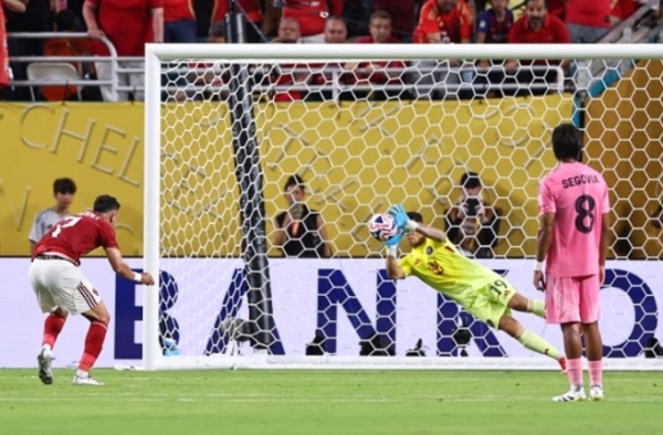 Tranh đá penalty, sao Al Ahly "sút bay" gần 3 tháng lương