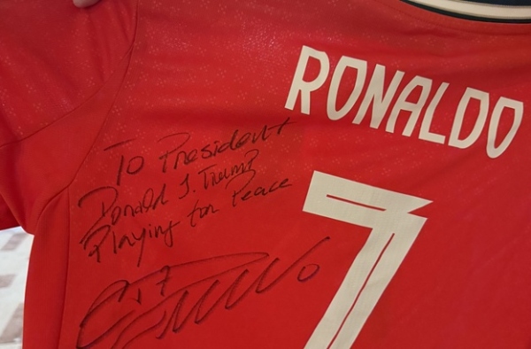 Trump nhận áo đấu Ronaldo ký tặng cùng lời nhắn đặc biệt