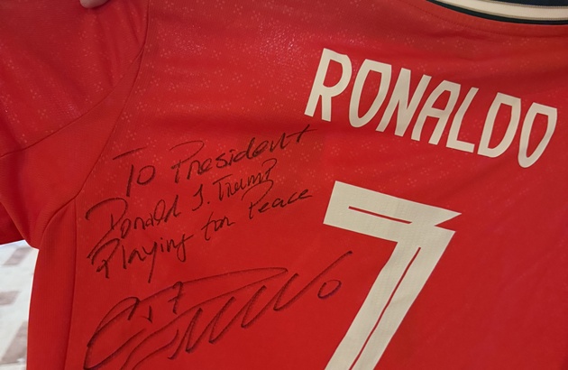 Trump nhận áo đấu Ronaldo ký tặng cùng lời nhắn đặc biệt