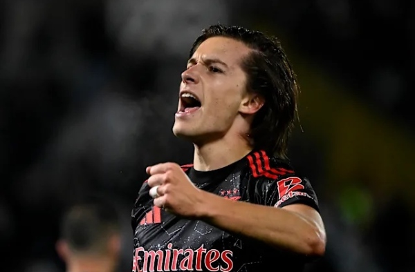 Alvaro Carreras đến Madrid ngay hôm nay