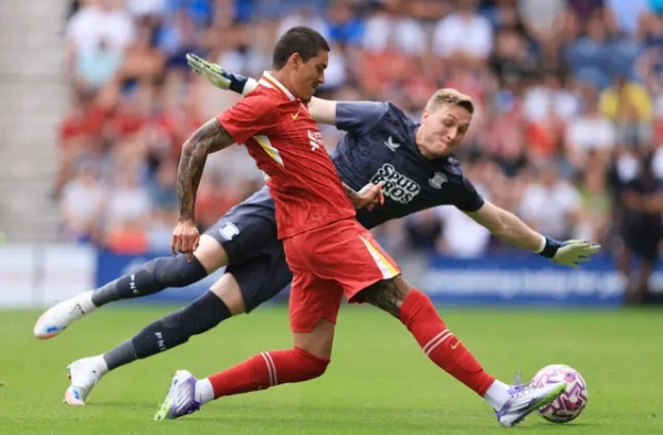 Arne Slot dùng 22 cầu thủ, Liverpool thắng trận tri ân Diogo Jota