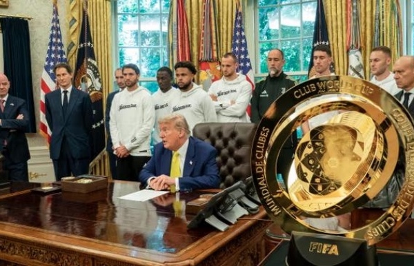 Chuyện lạ: Ông Trump giữ cúp, FIFA làm bản sao Club World Cup cho Chelsea
