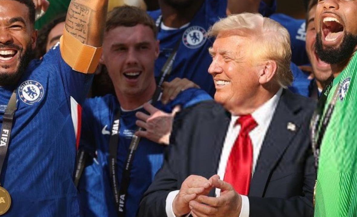 Cole Palmer bối rối khi Donald Trump xuất hiện trên bục nhận giải